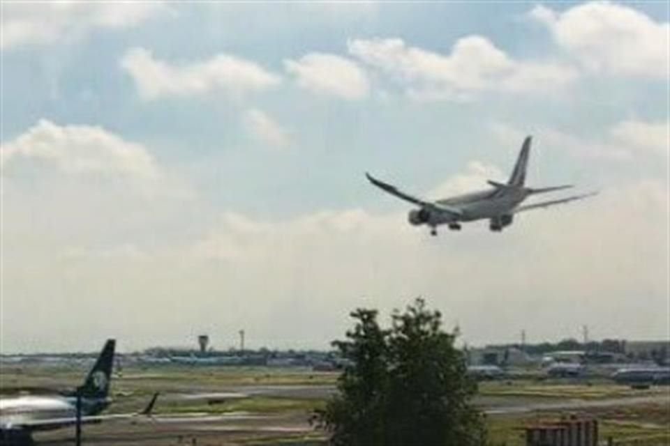 El avión presidencial salió este martes a las 9:45 horas del Aeropuerto Internacional de la Ciudad de México (AICM).