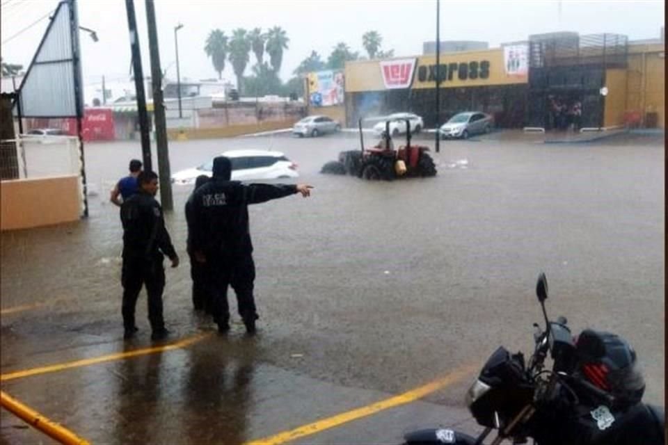 Automóviles quedaron varados tras las inundaciones en Culiacán, Sinaloa, de acuerdo con registros policiacos.