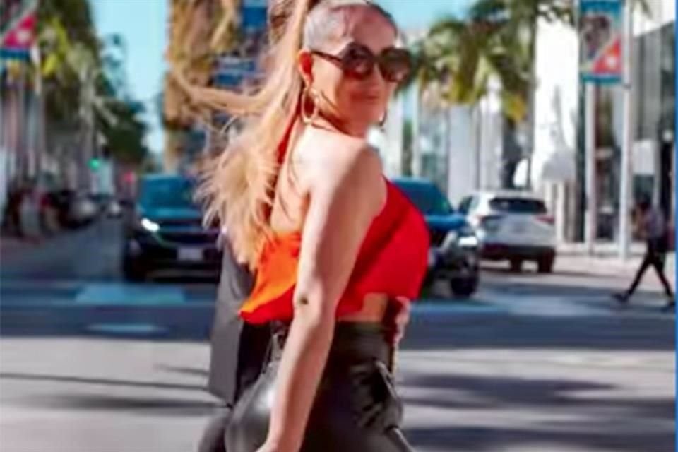 Connie Peña grabó un video en Rodeo Drive para comprobar que la gente y paparazzi la confunden con Jennifer Lopez.