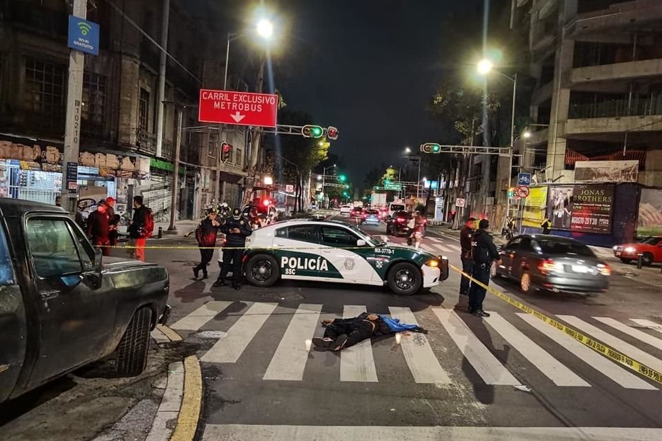 El accidente ocurrió cuando el hombre ayudaba al conductor de una camioneta a estacionarse en el cruce de Eje 1 Poniente Bucareli y Artículo 123.