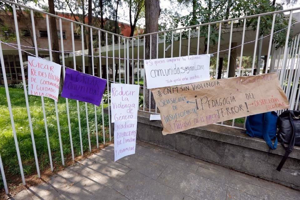 Un tendedero de denuncias por casos de acoso sexual y violencia se mantiene a las puertas del Conservatorio Nacional de Música.