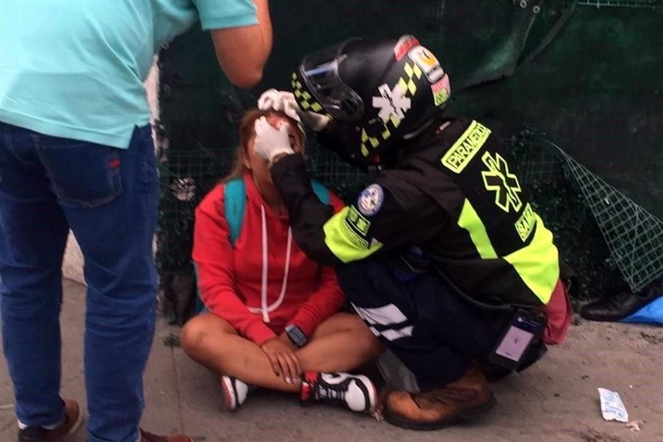 Cuatro personas resultaron lesionadas tras ser arrolladas por una camioneta sobre Circuito Interior, en la Alcaldía Venustiano Carranza.