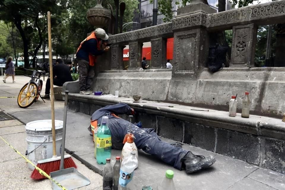 Artesanos dedicados a reducir grandes bloques de cantera se ocupan de construir con cincel porciones dañadas de las bancas en talleres.