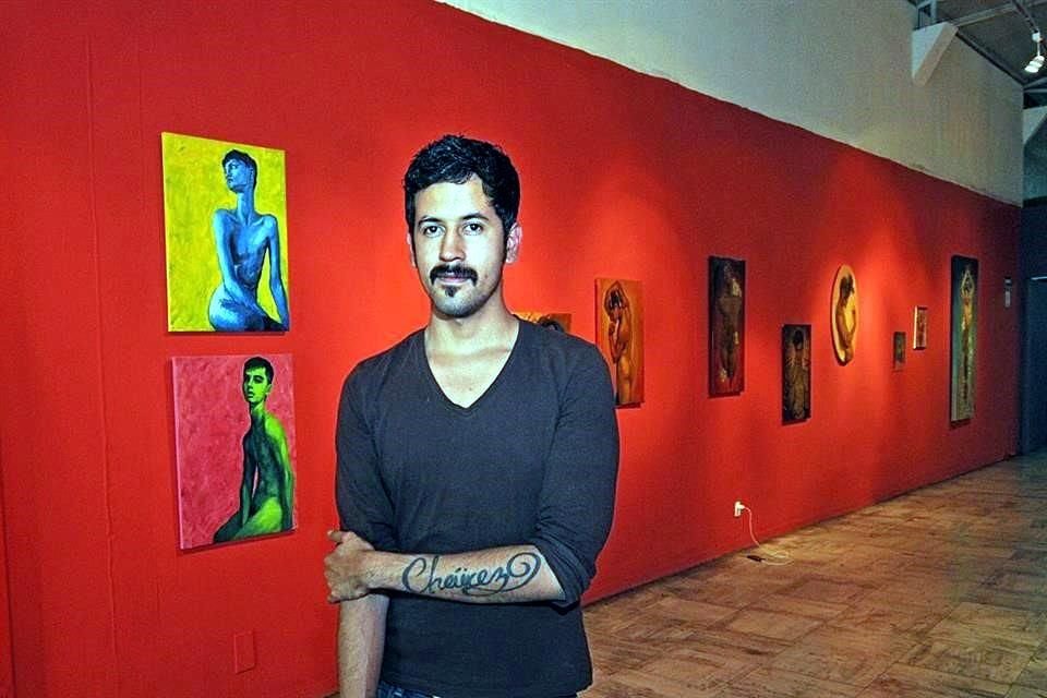 Fabián Cháirez con sus nuevas pinturas con temática de futbol, busca visibilizar a la comunidad LGBT+ en este deporte.