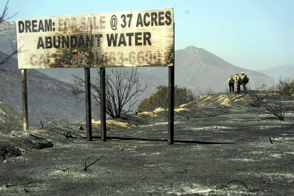 Bomberos buscan combatir un incendio cerca de Dulzura. Los incendios forestales de California arrasaron áreas rurales al norte de Los Ángeles y al este de San Diego.