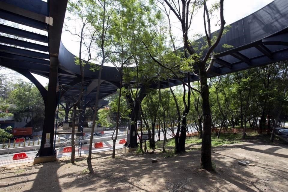 El 'rompecabezas' de acero diseñado por el artista Gabriel Orozco poco a poco se extiende por encima de Parque Lira y el Periférico para conectar el Bosque de Chapultepec.