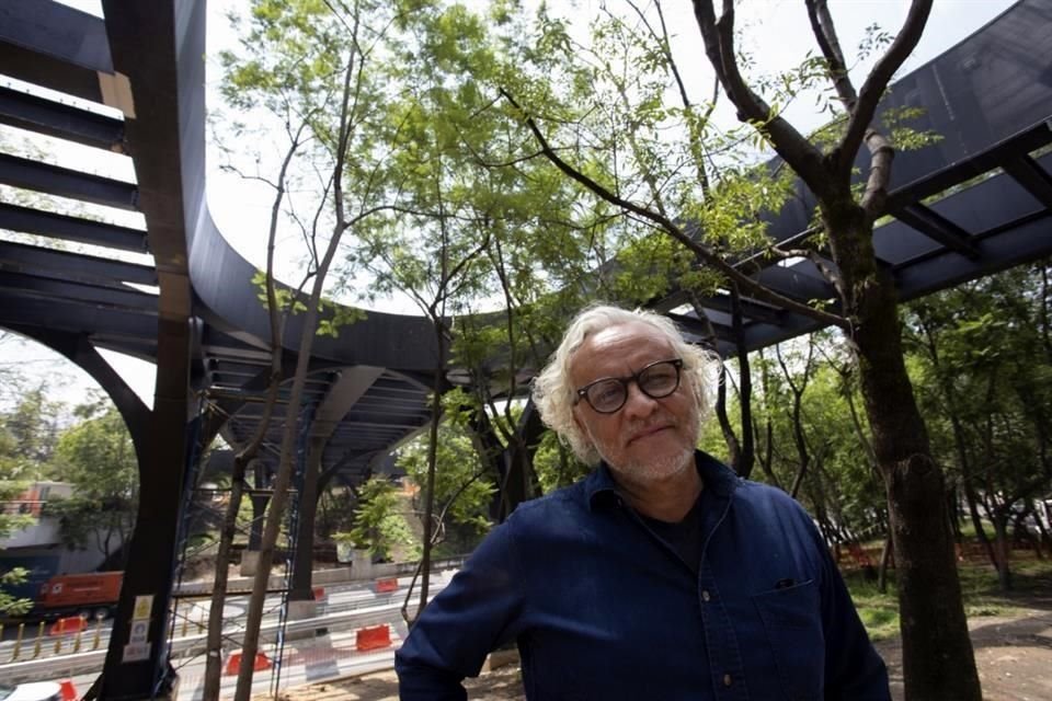 El puente, en palabras de Gabriel Orozco, es una 'escultura lineal' de 350 metros de longitud.