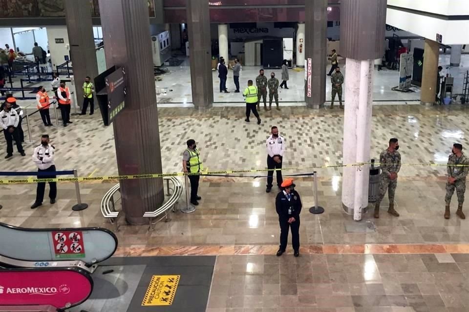 Elementos de Marina y policías resguardan el sitio desalojado en AICM.