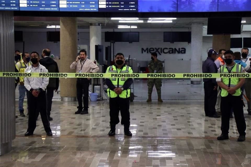 Trabajadores de Mexicana de Aviación, declarada en quiebra en 2014, fueron desalojados del AICM por elementos de la Marina.