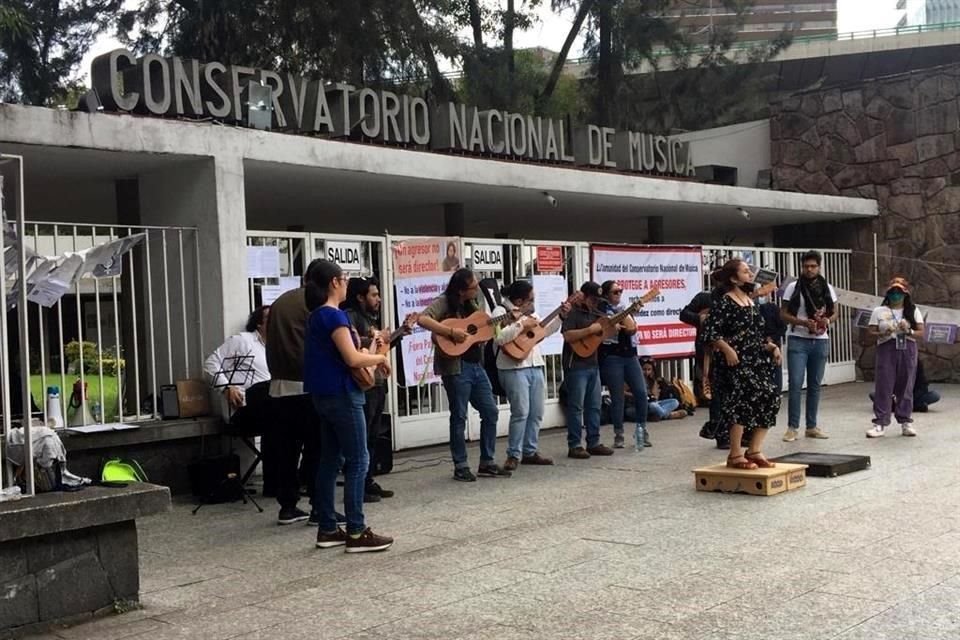 La protesta musical organizada este viernes en la entrada principal del CNM se convirtió en una celebración.