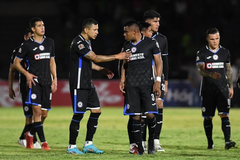 Cruz Azul mostró caras diferentes en cada uno de los tiempos del partido.