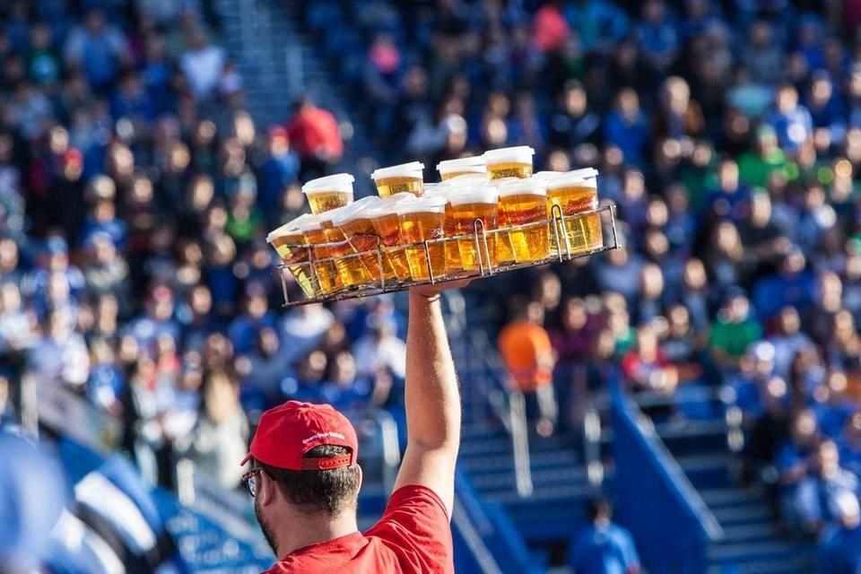 La cerveza que se venderá dentro de los estadios no tendrá alcohol.