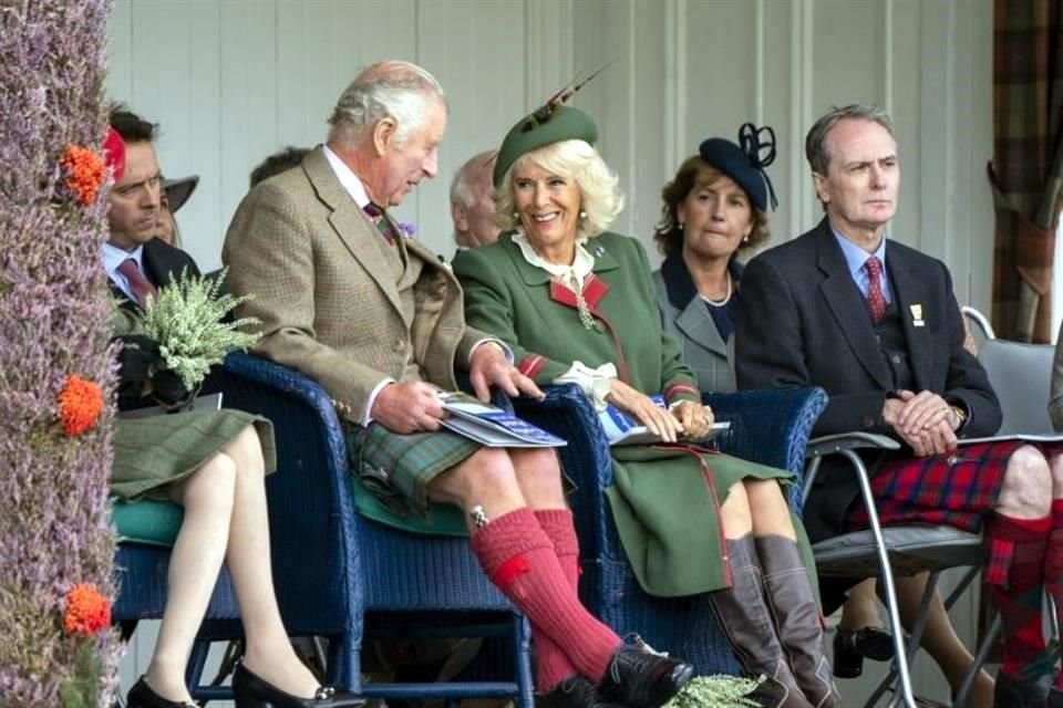 El Príncipe Carlos lució en la inauguración del Arco del Jubileo de Platino, en representación de la Reina Isabel II.