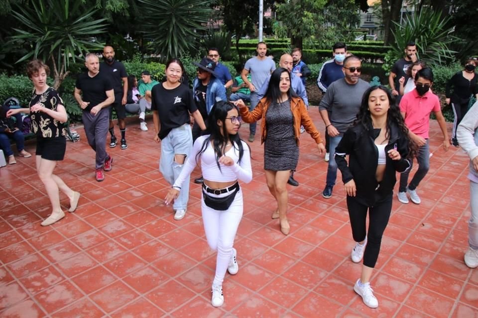 Las personas acuden a el espacio para realizar actividades recreativas, una de ellas son las clases de baile.