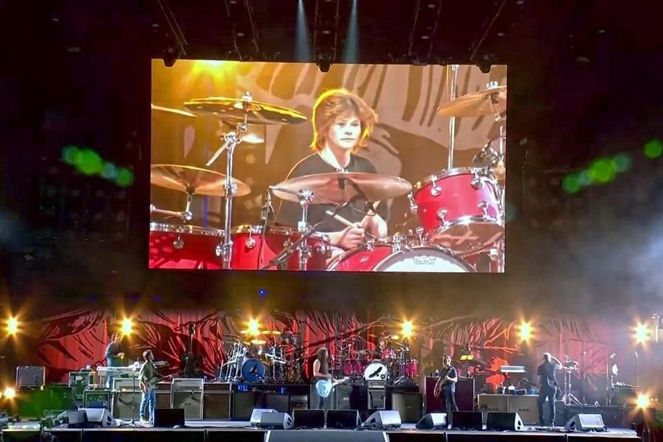 Estrellas del rock llenaron el estadio de Wembley  para rendirle tributo al baterista fallecido Taylor Hawkins de Foo Fighters.