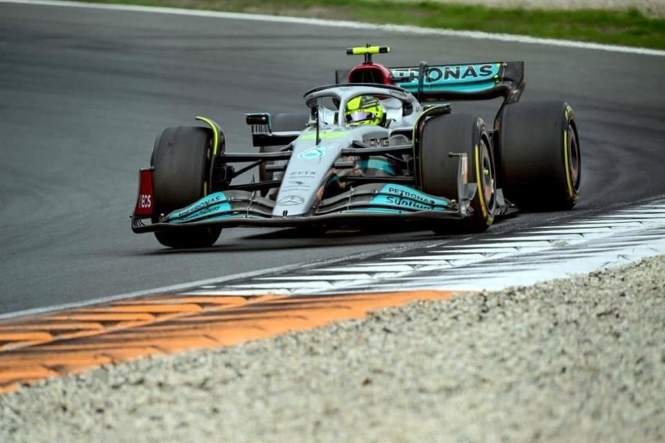 Lewis Hamilton lo pudo aguantar la presión y terminó cuarto.