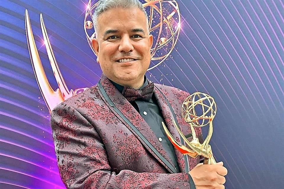 El maquillista mexicano Víctor del Castillo ganó un premio Emmy técnico por Maquillaje Sobresaliente en la serie 'Pam & Tommy'.