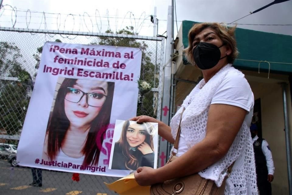 Antelma Vargas, madre de Ingrid, posa junto a fotografías de su hija.