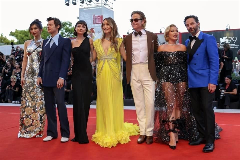 Los actores de 'Don't Worry Darling', liderados por la director y actriz Olivia Wilde (de amarillo), durante la premiere de la película en Venecia.