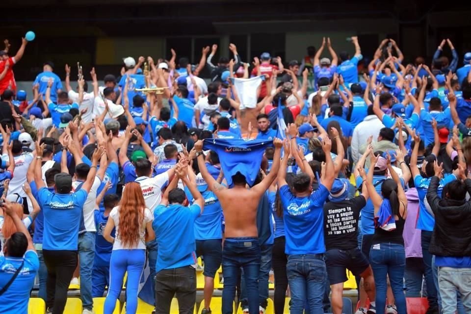 La afición celeste está sumamente molesta por los malos resultados de su equipo y ante Gallos Blancos así se manifestaron.