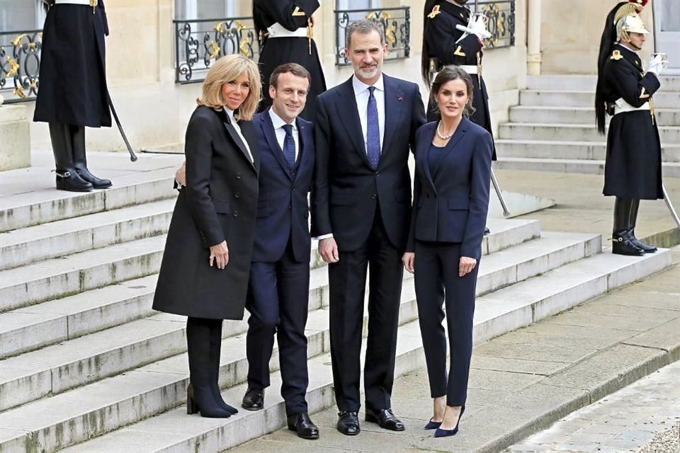 En eventos de la realeza, Letizia de España (der.) opta por atuendos formales, como trajes sastre.