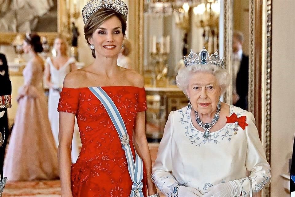 La Reina Letizia también ha elegido trajes largos y abundante joyería en ciertas ocasiones de gala, como en esta donde se reunió con la Reina Isabel II.