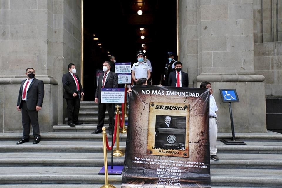 Simpatizantes de Morena protestaron afuera de la Corte para pedir a los Ministros mantener sin cambio, la prisión preventiva oficiosa, como lo ha exigido AMLO.