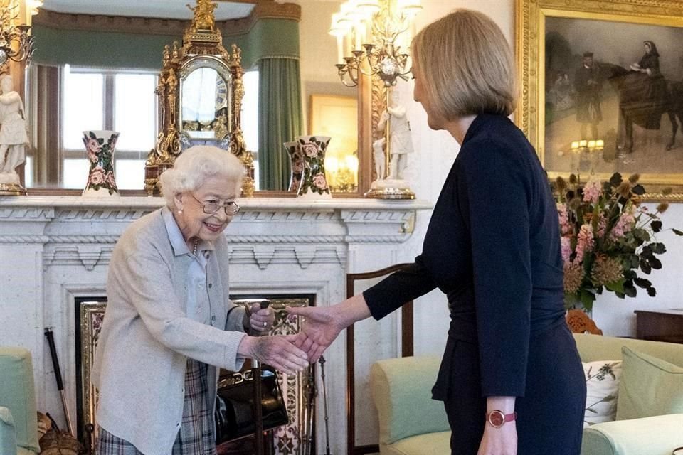 La Reina Isabel II recibe a Liz Truss en el Castillo del Balmoral, en Escocia, para designarla Primera Ministra de RU.