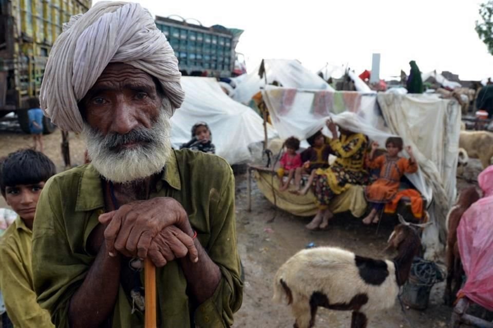 Residentes se resguardan en refugios temporales luego de que lluvias históricas arrasaran con zonas de Pakistán, en la provincia de Balochistan.