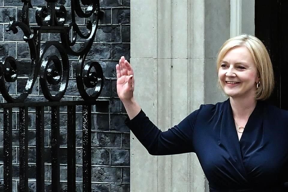 la nueva Primera Ministra de Reino Unido en Downing Street 10, Londres, tras asumir el cargo.