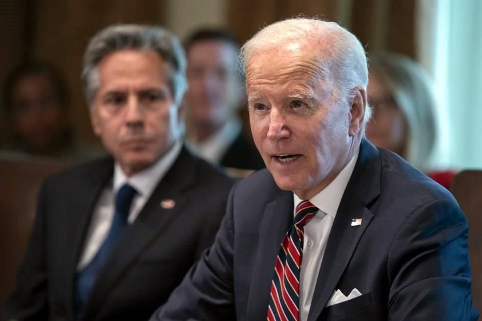 El Secretario de Estado, Antony Blinken, escucha al Presidente Joe Biden durante una reunión de Gabinete de la Casa Blanca.