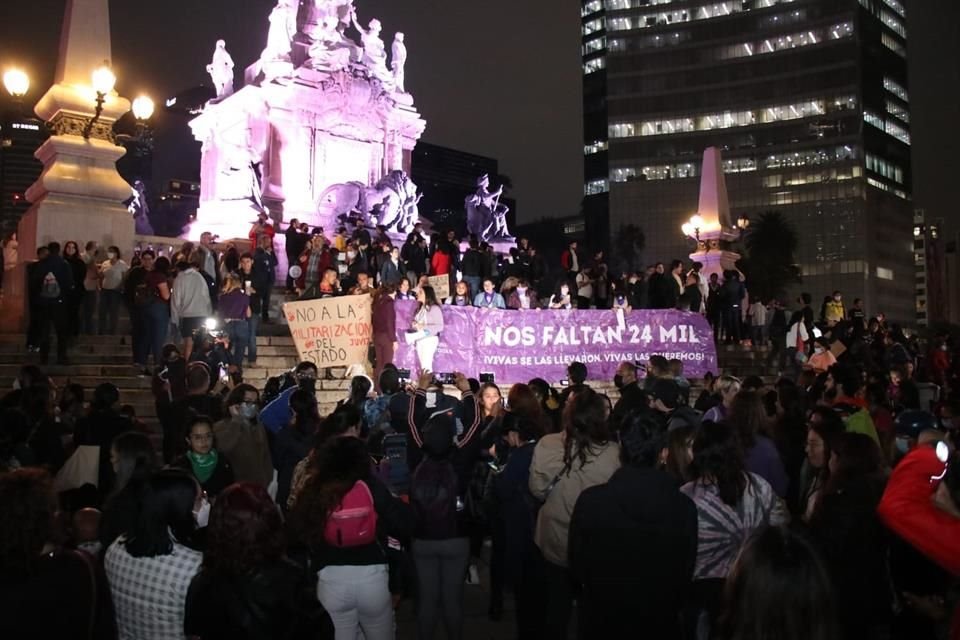 Alrededor de 300 integrantes de la campaña #SeguridadSinGuerra marchan al Senado en protesta de que Ejército tenga control de GN.