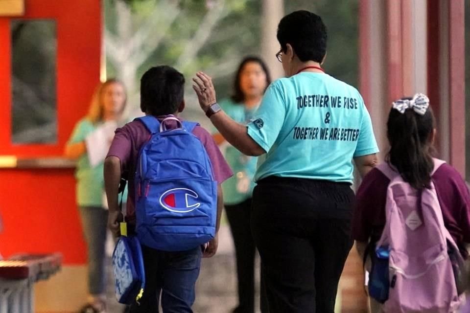 Los estudiantes regresaron a clases en Uvalde entre mensajes de ánimo.