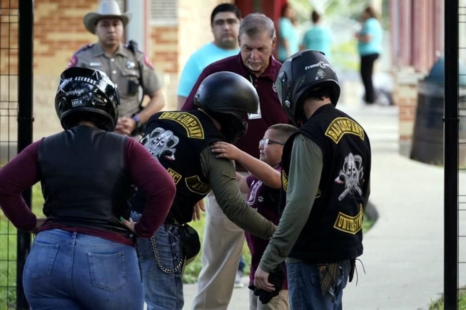 Elementos de seguridad hicieron guardia en las entradas de las escuelas de Uvalde.