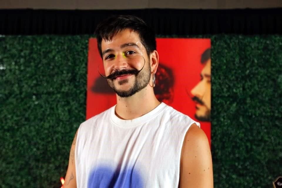 Emprende el cantautor colombiano Camilo un viaje sentimental en su nuevo disco, 'De  Adentro Pa Afuera', ya disponible en plataformas.