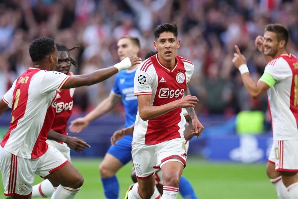 Edson Álvarez marcó de cabeza para abrir el marcador en el juego entre Ajax y Rangers.