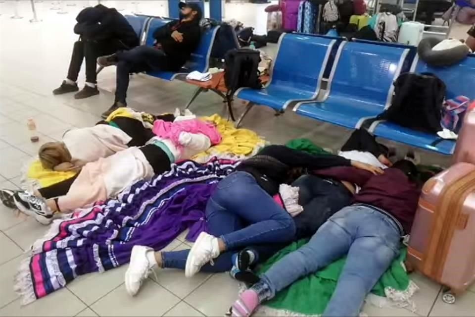 Bailarines de la Compañía de Danza Folklórica San Marcos llevan más de 48 horas varados en el aeropuerto de Sofía en Bulgaria, tras ser víctimas de un fraude, acusan.