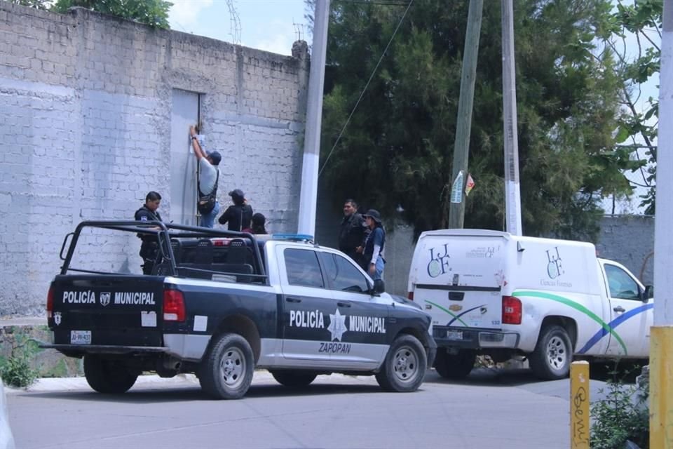 La Fiscalía del Estado, junto con peritos del IJCF, Policía de Zapopan y Policía del Estado llevaron a cabo labores para procesar una finca ubicada en calles de la Colonia La Palmita, en Zapopan.