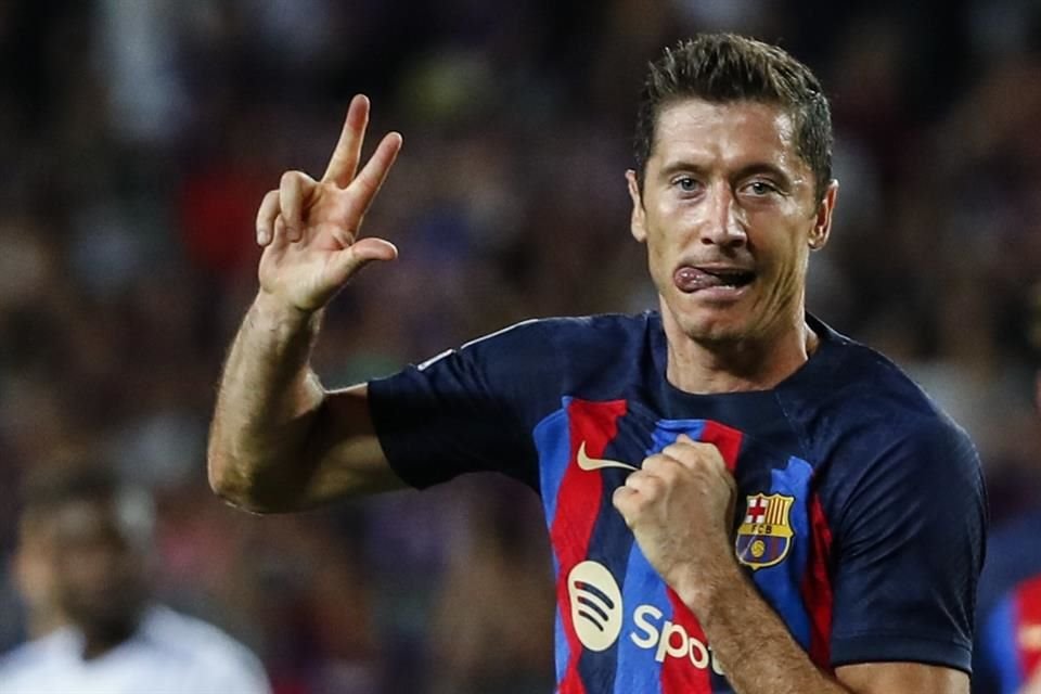 Robert Lewandowski anotó tres goles con el Barcelona.