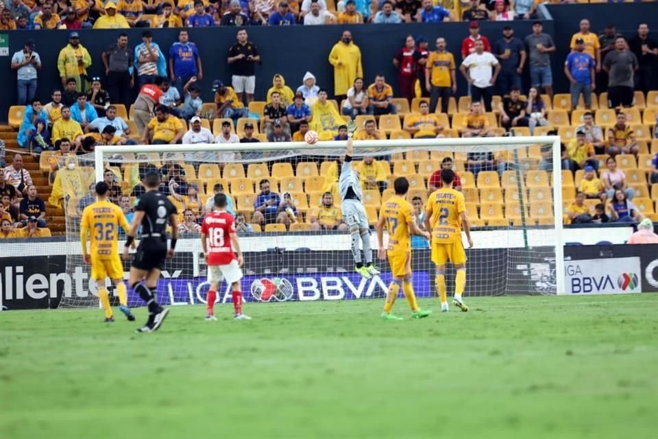 Leo Fernández volvió a la que fue su casa y casi anota un golazo.