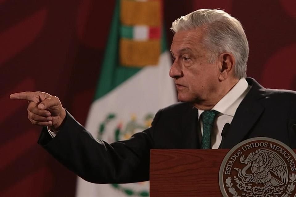 AMLO consideró que empresarios abusan de tiempos de crisis para obtener altas ganancias y advirtió que los llamará a cuentas ante Hacienda.