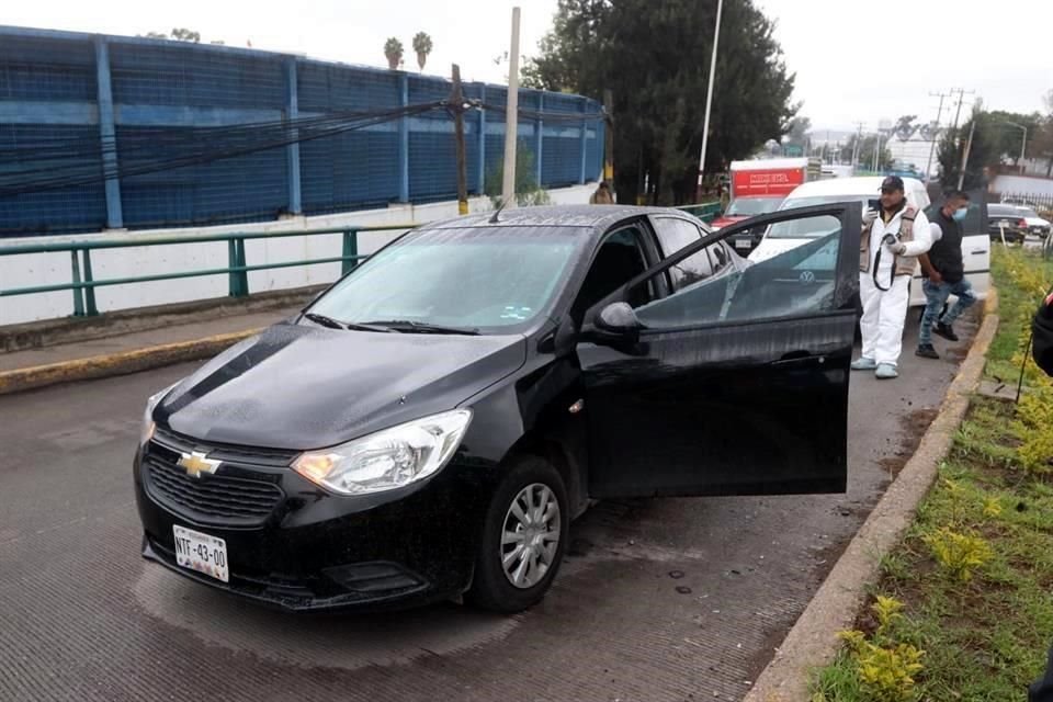 El automovilista, quien se identificó como elemento de Investigación de la Fiscalía mexiquense, iba armado y repelió la agresión, tras intento de robo de vehículo.