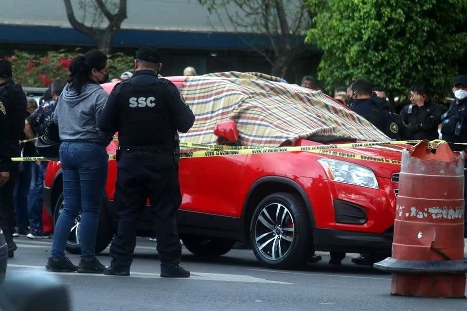 Reportes preliminares señalan que los asesinos lo siguieron desde su casa hasta la tienda de conveniencia donde pretendía hacer una compra.  