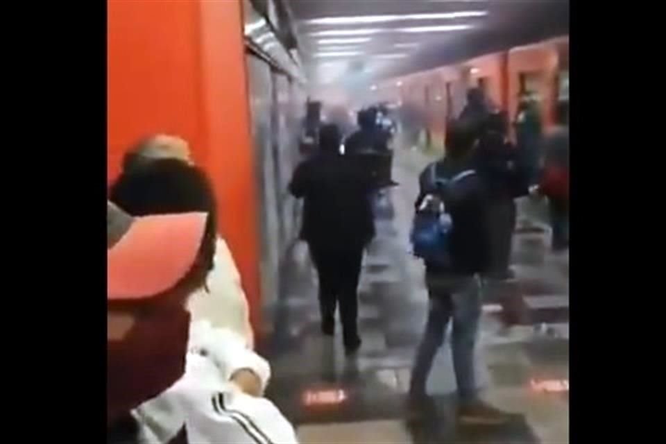 Por la tarde, el servicio del Metro fue interrumpido varios minutos en la estación Tlatelolco, luego de que usuarios reportaran humo debajo de un tren.
