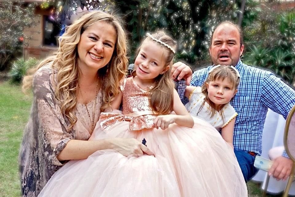 Graciela Sanders y José Luis Loyo con sus hijas, Nicole y Graciela