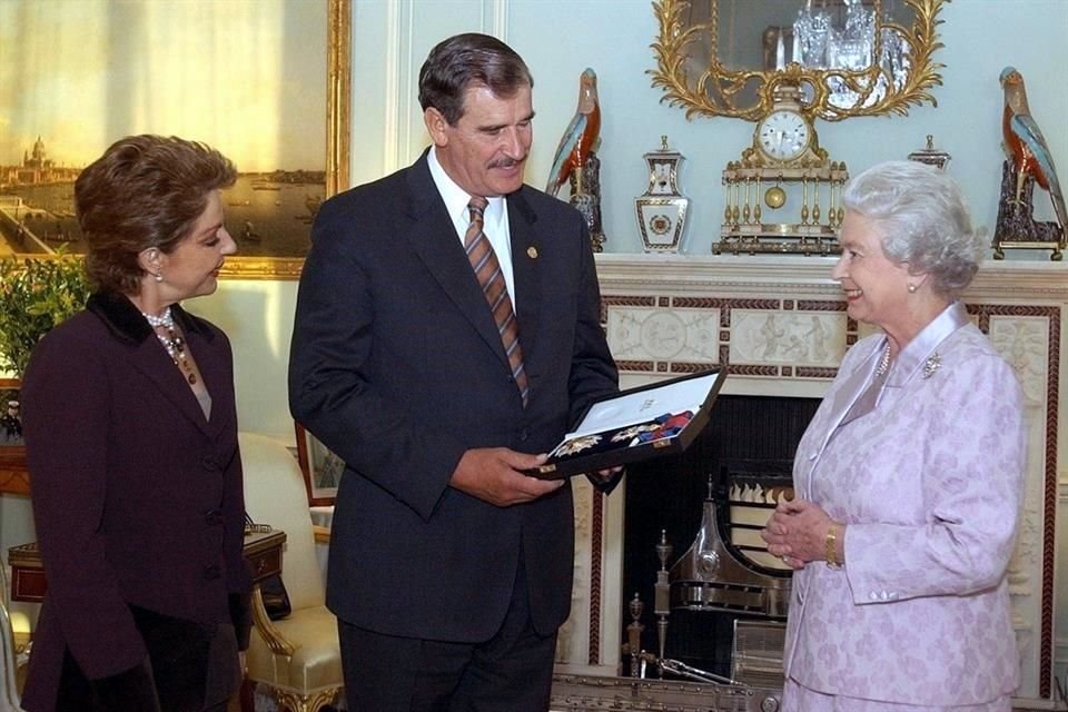 Ex Presidentes Felipe Calderón y Vicente Fox expresaron condolencias por fallecimiento de Reina Isabel II; exhibieron fotos con la monarca.