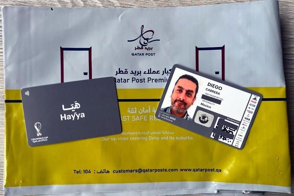 La Hayya Card viene dentro de un sobre como este con la leyenda Qatar Post Premium.