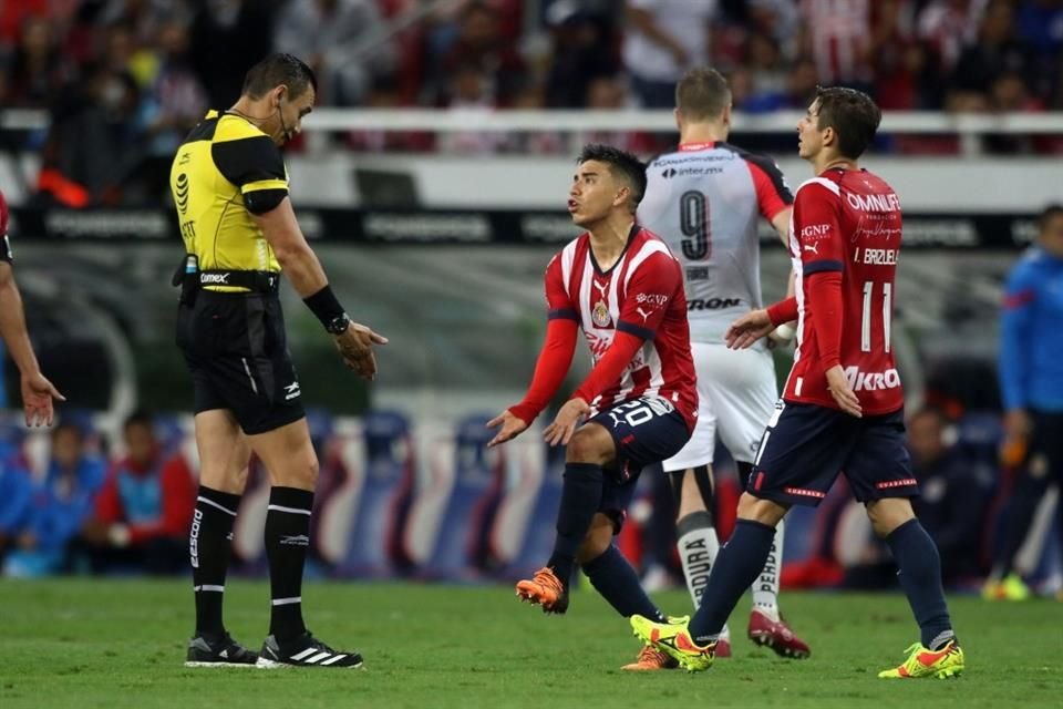 Fernando Beltrán no estará en el Chivas vs. Puebla,por acumulación de tarjetas.