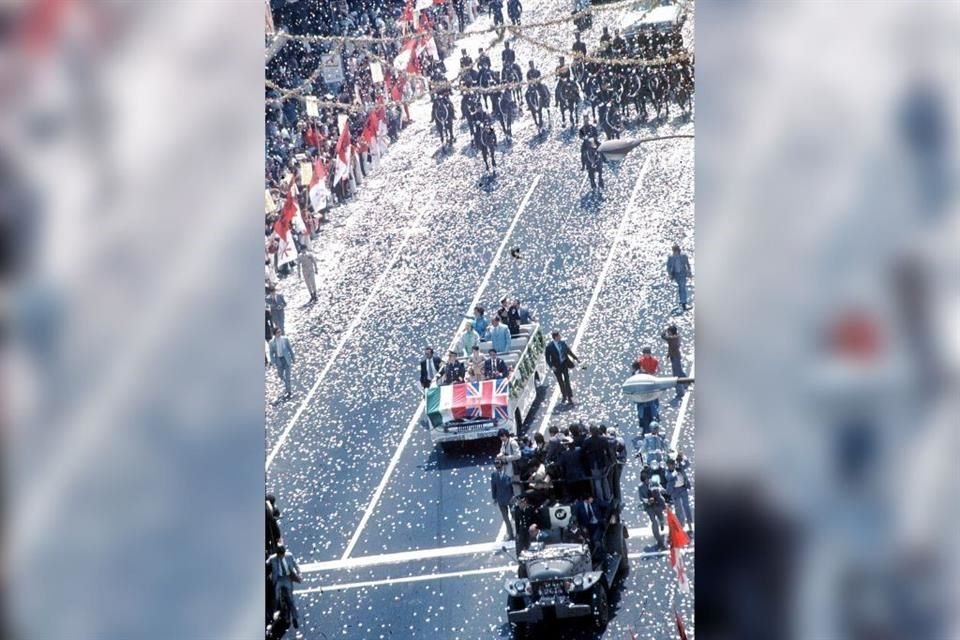 De entonces 49 años, la Reina Isabel visitó en 1975 la el Zócalo del otrora Distrito Federal.