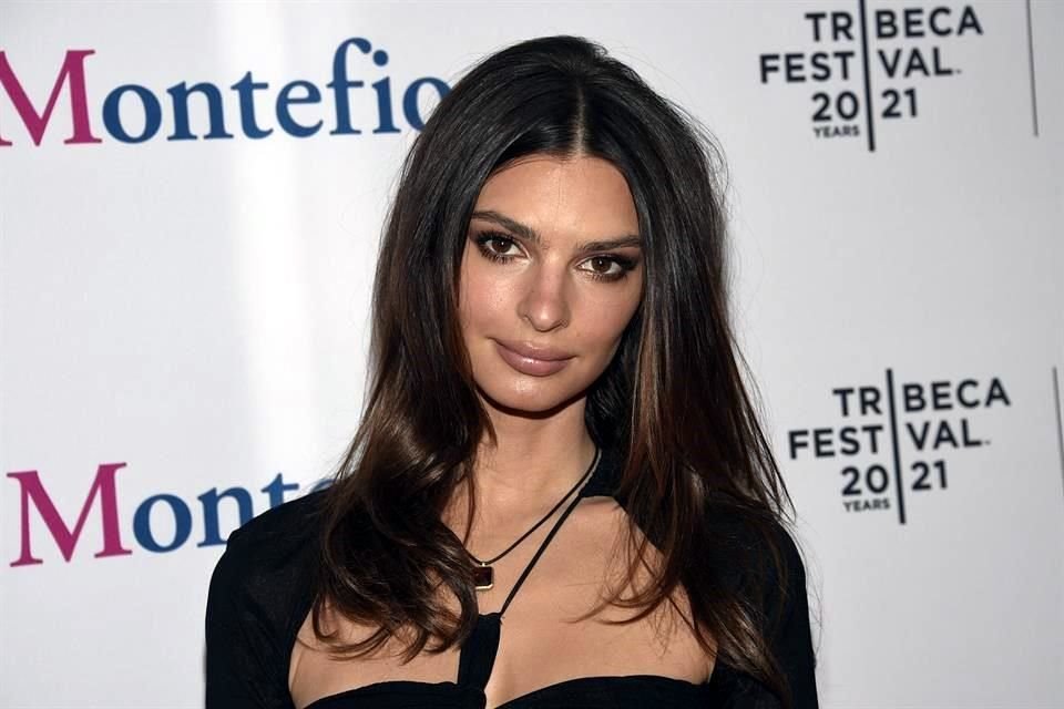 La modelo Emily Ratajkowski solicitó el divorcio de su esposo Sabastian Bear-McClard, por supuestas infidelidades.